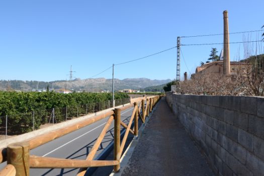 Tramo estrecho del camino, al fondo, la Serra de La Murta 