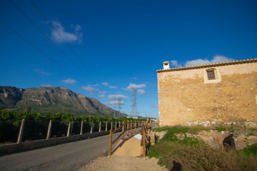 Antiguo molino a un lado del camino