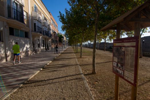 Para salir de Tavernes, el camino discurre por un sendero peatonal y ciclista