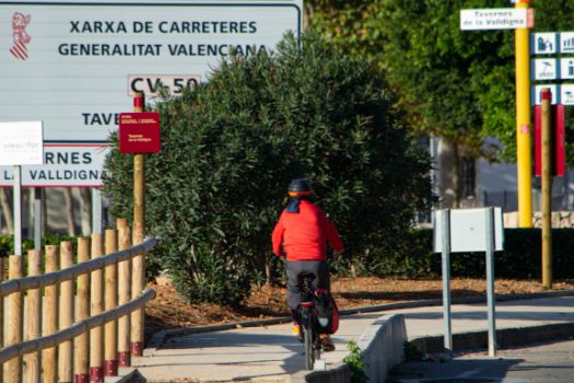 Ciclista a las afueras de Tavernes de la Valldigna