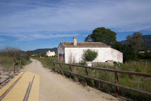 Un tramo de vía férrea y una caseta de guardabarreras, testimonios del pasado ferroviario del Camino Natural