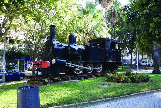 Antigua locomotora al comienzo de la vía