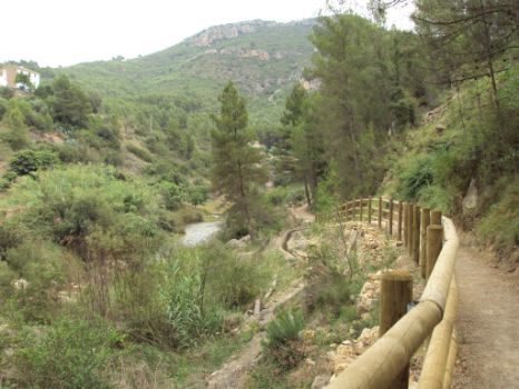 El camino acompaña al río Lucena durante gran parte del trayecto
