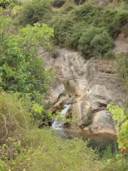 Pequeño caño excavado por el río sobre la roca