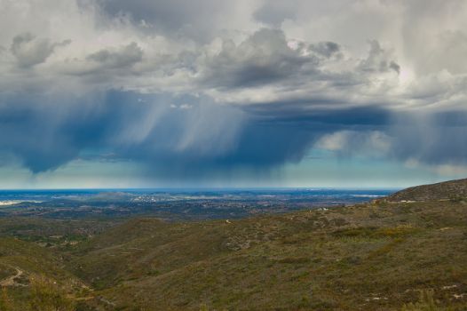 Vista panorámica, al fondo tormenta sobre el mar Mediterráneo