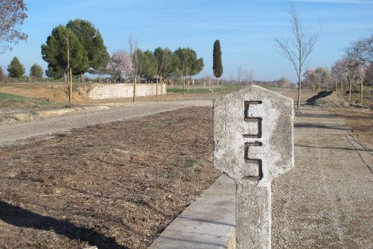Antigua señalización ferroviaria en lo que fue el apeadero de Alerre