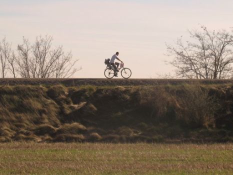 Paseo en bici sobre la plataforma de la antigua vía férrea, hoy Camino Natural