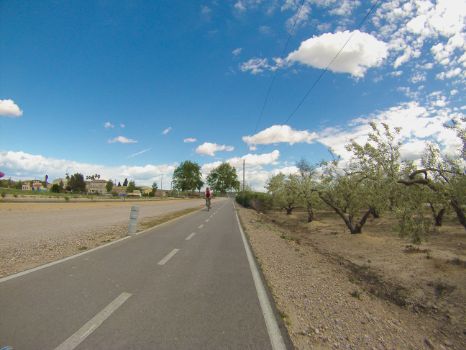 Cicloturista en Camino Natural Vía Verde Carrilet de la Cava