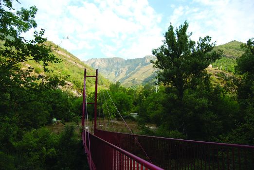 Pasarela sobre el río Noguera de Tor a la altura de Cardet