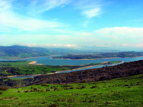 View of the Ebro reservoir from the El Cotío area