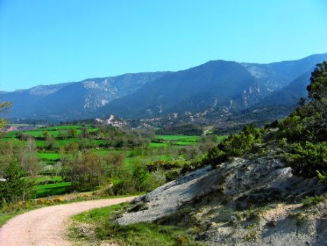 Llegada a San Martín de Don con la sierra de Arcena de fondo