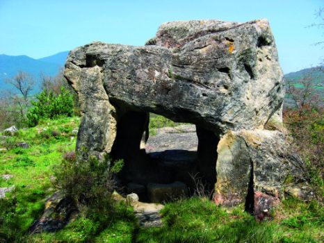 Conjunto eremítico rupestre y necrópolis prerrománica de Las Tumbas