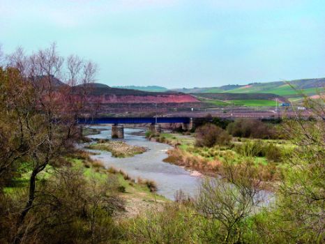 El río Leza desemboca en el Ebro en el término de Agoncillo