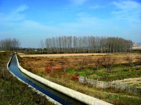 Acequia en la huertas de la ribera navarra