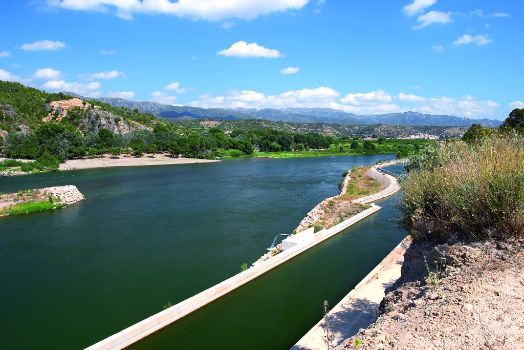 Weir and canal on the right of the Ebro. Bajo Ebro. Xerta