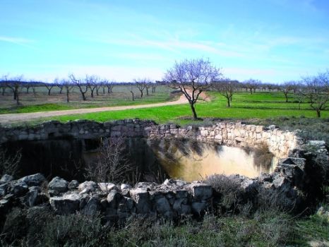 Ruins of the cistern next to Mas de Falonet
