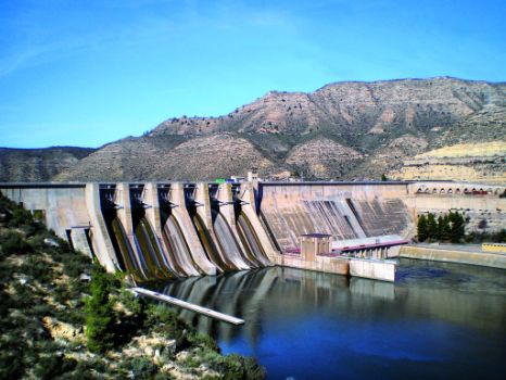 Mequinenza reservoir dam