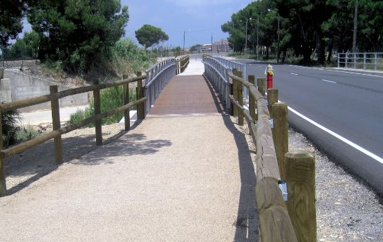 Pasarela junto al área de descanso de Els Pinets