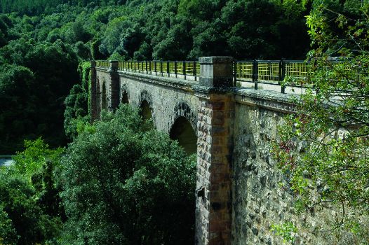 Lateral del viaducto de Arquijas, desde el terraplén del Camino Natural