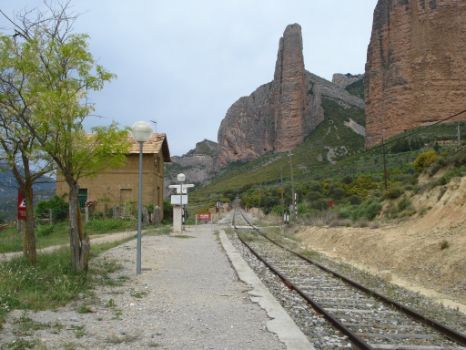 Paso a nivel del apeadero de Riglos y el mallo Firé