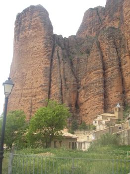 Iglesia de Nuestra Señora del Mallo y parte alta de Riglos