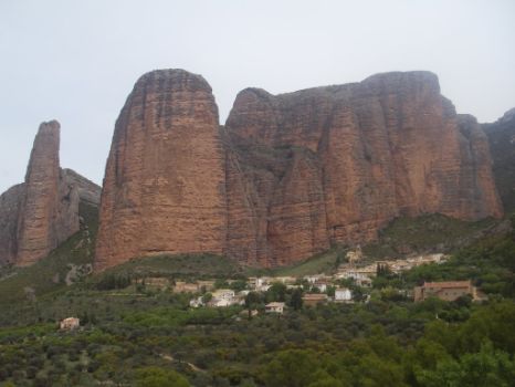 Los Mallos de Riglos con las casas del pueblo a sus pies