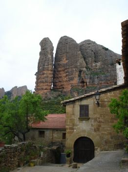 La Peña Sola de los Mallos de Agüero desde una calle del pueblo