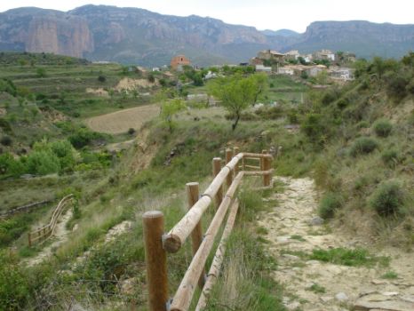 El camino acercándose a Murillo de Gállego con los Mallos de Riglos al fondo