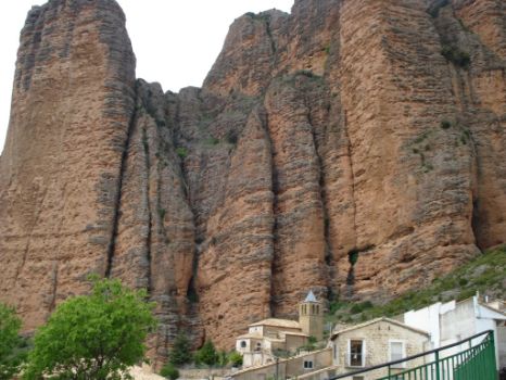 Paredones de conglomerados sobre la Iglesia Nuestra Señora del Mallo en Riglos