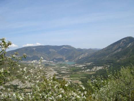 Valle del Isuela con el embalse de Arguis al fondo y detrás la Sierra del Águila