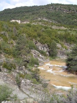 Gradas en el río Flumen junto a la Pardina de Ascaso