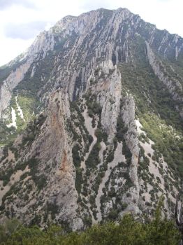 Crestas calizas verticales del pico Fragineto en Vadiello