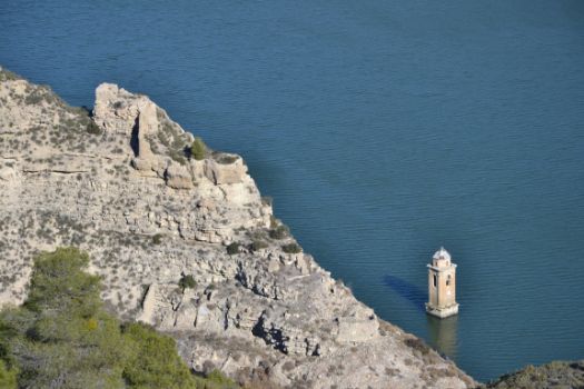 Los restos visibles del pueblo viejo de Fayón, desde la ermita del Pilar