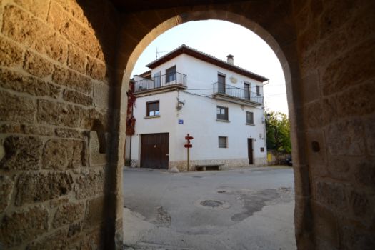 La etapa concluye tras cruzar uno de los portales que dan acceso al casco antiguo de Beceite 