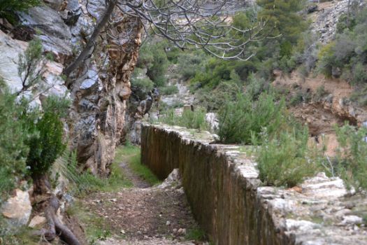 La antigua acequia se ha reacondicionado para su uso peatonal