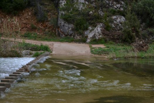 El río Matarraña se cruza por un vado
