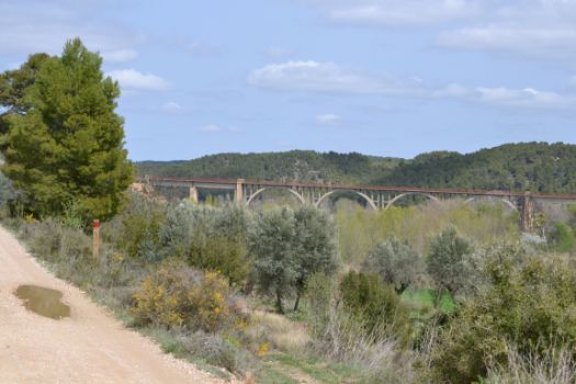 Viaducto sobre el Matarraña por el que ahora discurre el Camino Natural Val de Zafán