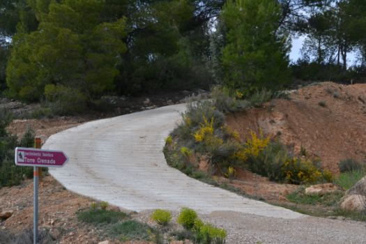 La ruta alternativa comienza con una fuerte subida por un firme hormigonado