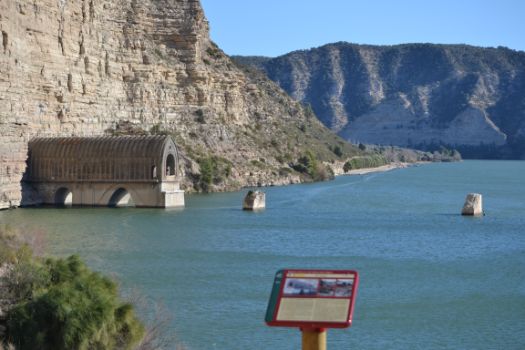 Restos del túnel y viaducto del antiguo ferrocarril a Fayón