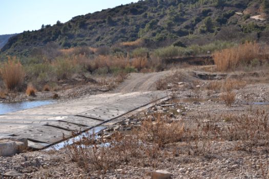 El río Matarraña se cruza mediante badenes de hormigón
