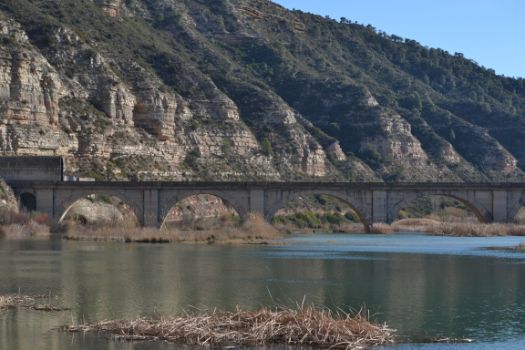Viaducto del ferrocarril desde el azud del "Pla Embataller"