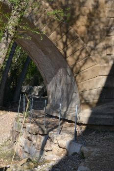 Se ha asegurado el paso bajo los puentes con un vallado metálico