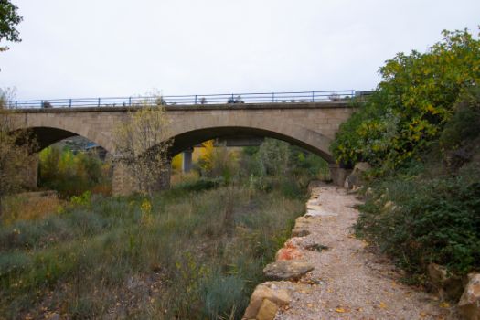 El camino se transforma en un sendero peatonal para pasar bajo el puente de la carretera