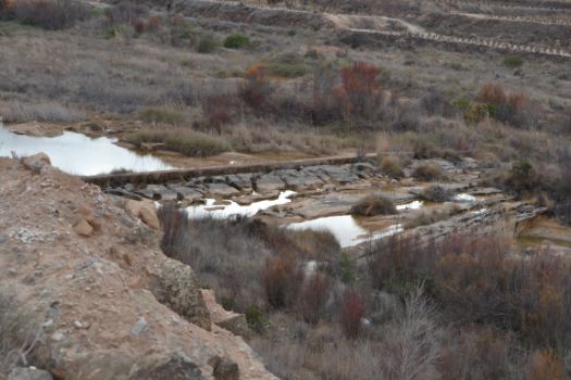 Uno de los diques que regulan el cauce del río