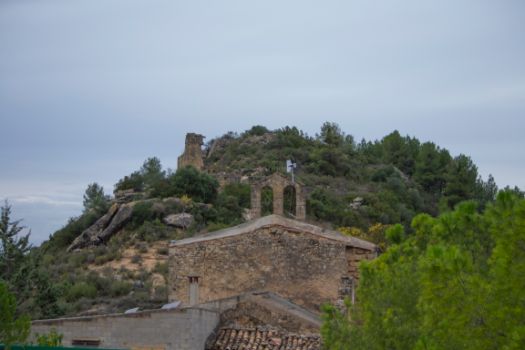 Almudéfer. Iglesia de Santa Ana y restos del castillo