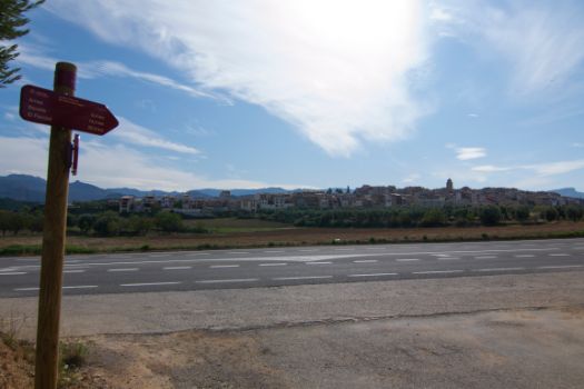 Vistas de Arnes desde el cruce con la T-333