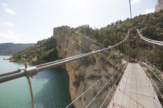 Puente colgante sobre el embalse de Canelles en el Congost de Siegué