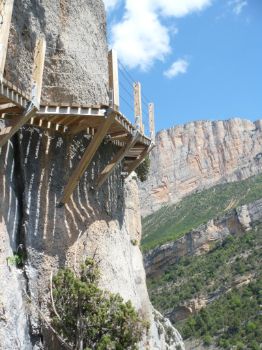 Vista de la primera pasarela con la sierra de Montsec al fondo