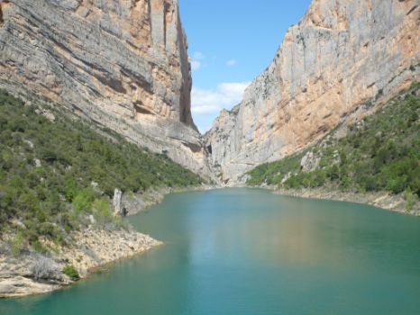 Vista del embalse de Canelles y el Congost de Mont-rebei desde el puente colgante