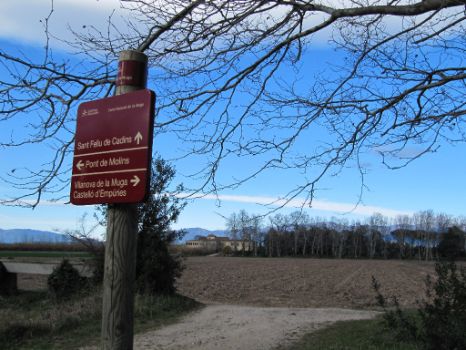 Cruce de caminos, con el Monasterio de Sant Feliú de Cadins al fondo
